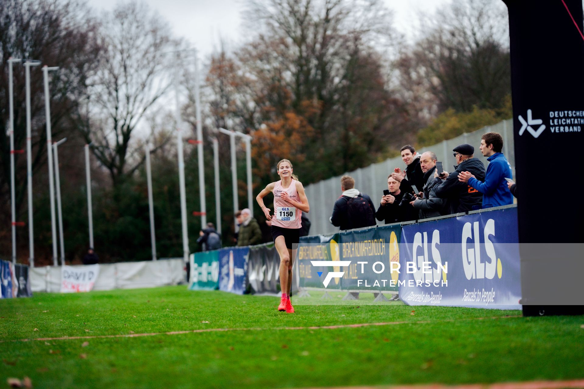 Julia Ehrle (LG farbtex Nordschwarzwald) im Lauf L03 - Weibliche Jugend U20 bei den Deutschen Meisterschaften im Crosslauf auf dem Sportgelände Bürgerpark Nord am 29.11.2025 in Darmstadt