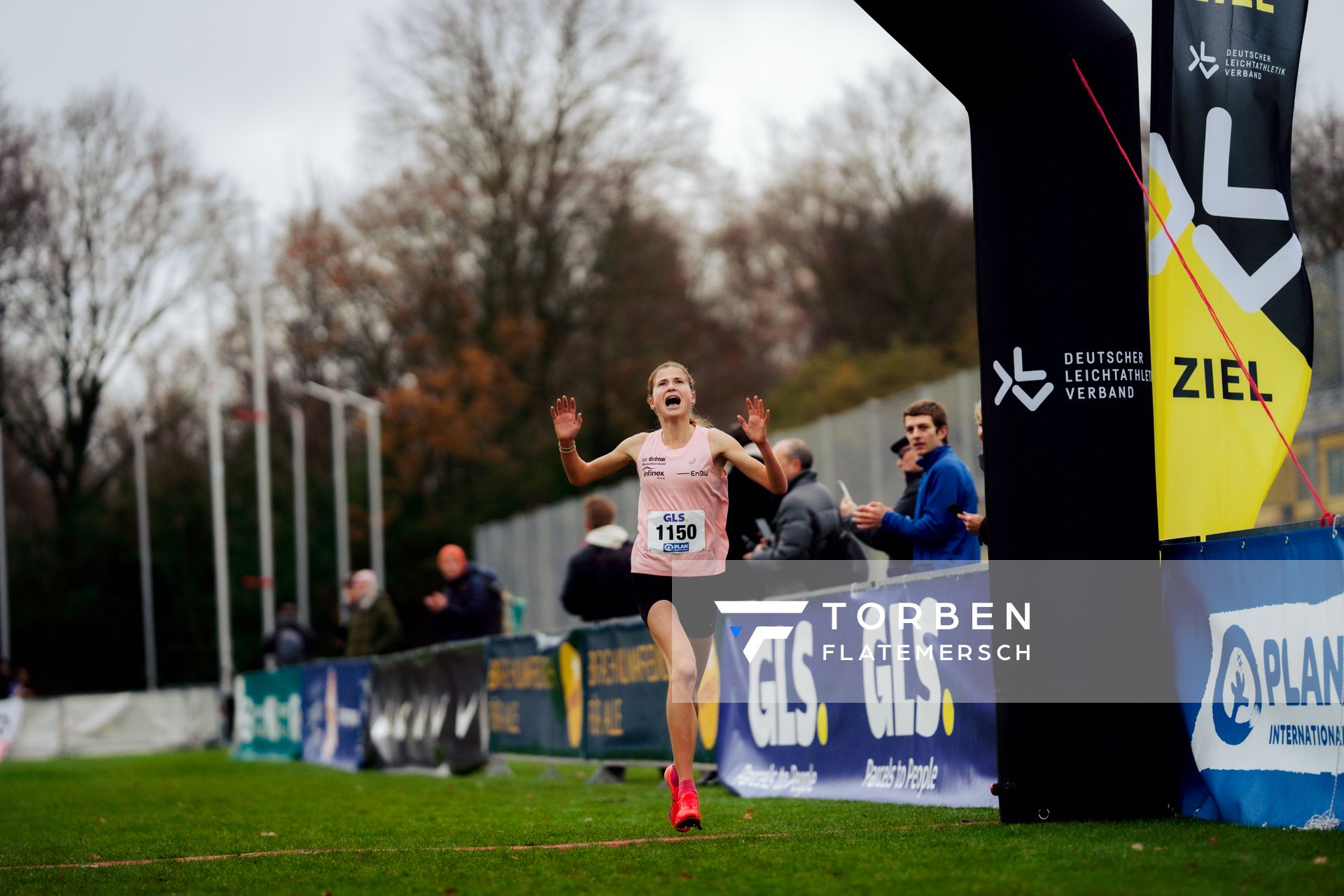 Julia Ehrle (LG farbtex Nordschwarzwald) im Lauf L03 - Weibliche Jugend U20 bei den Deutschen Meisterschaften im Crosslauf auf dem Sportgelände Bürgerpark Nord am 29.11.2025 in Darmstadt