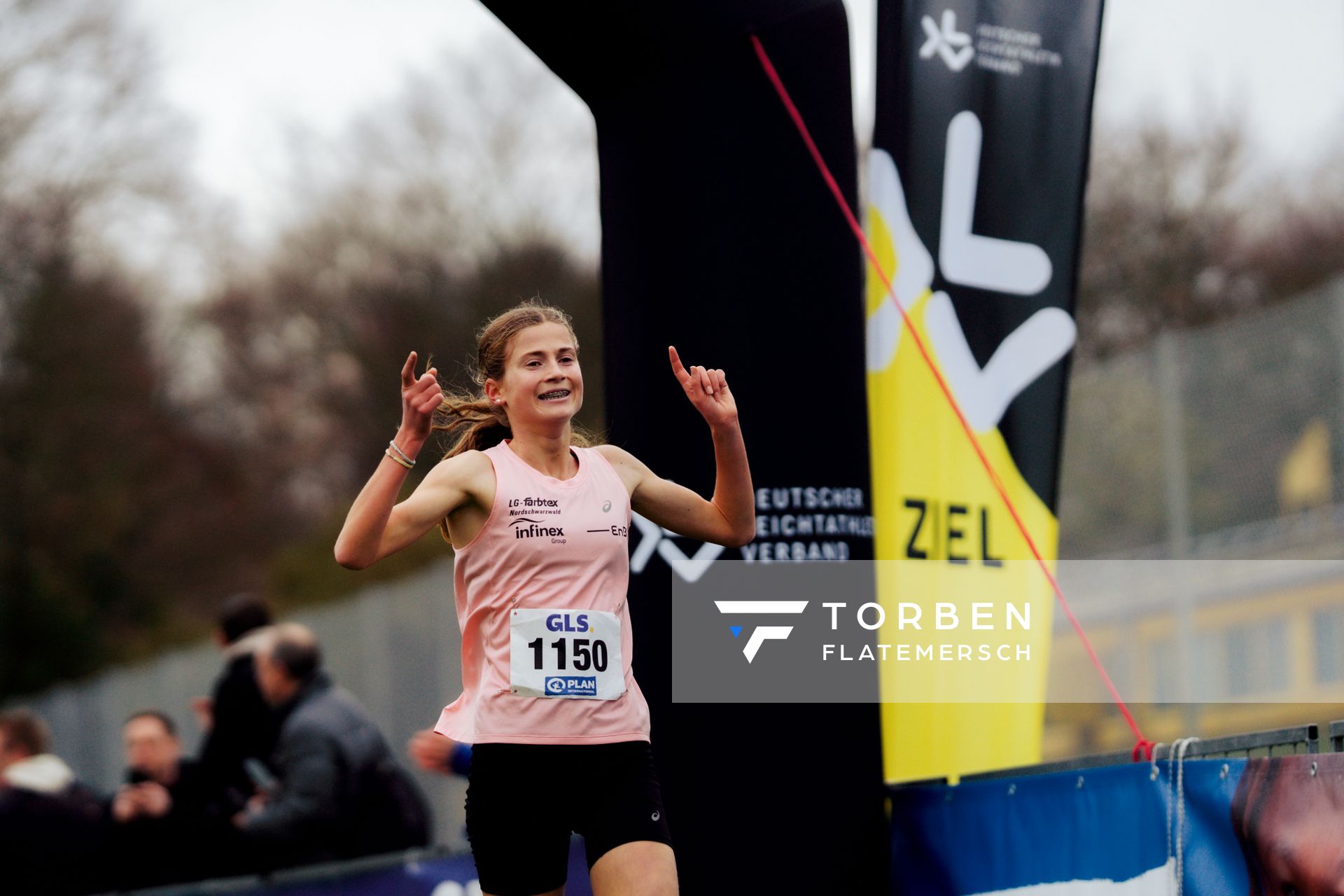 Julia Ehrle (LG farbtex Nordschwarzwald) im Lauf L03 - Weibliche Jugend U20 bei den Deutschen Meisterschaften im Crosslauf auf dem Sportgelände Bürgerpark Nord am 29.11.2025 in Darmstadt