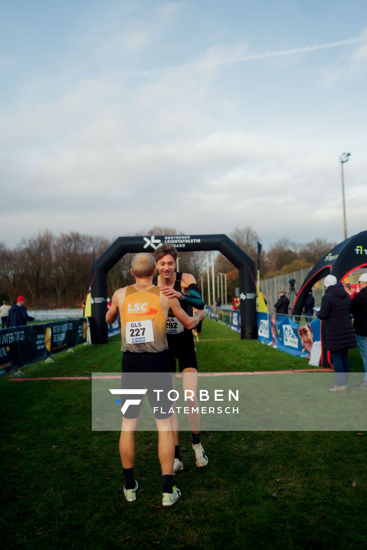 Florian Bremm (LSC Höchstadt/Aisch), Tobias Tent (LG Stadtwerke München) im Lauf L06 - Männer Mittelstrecke bei den Deutschen Meisterschaften im Crosslauf auf dem Sportgelände Bürgerpark Nord am 29.11.2025 in Darmstadt