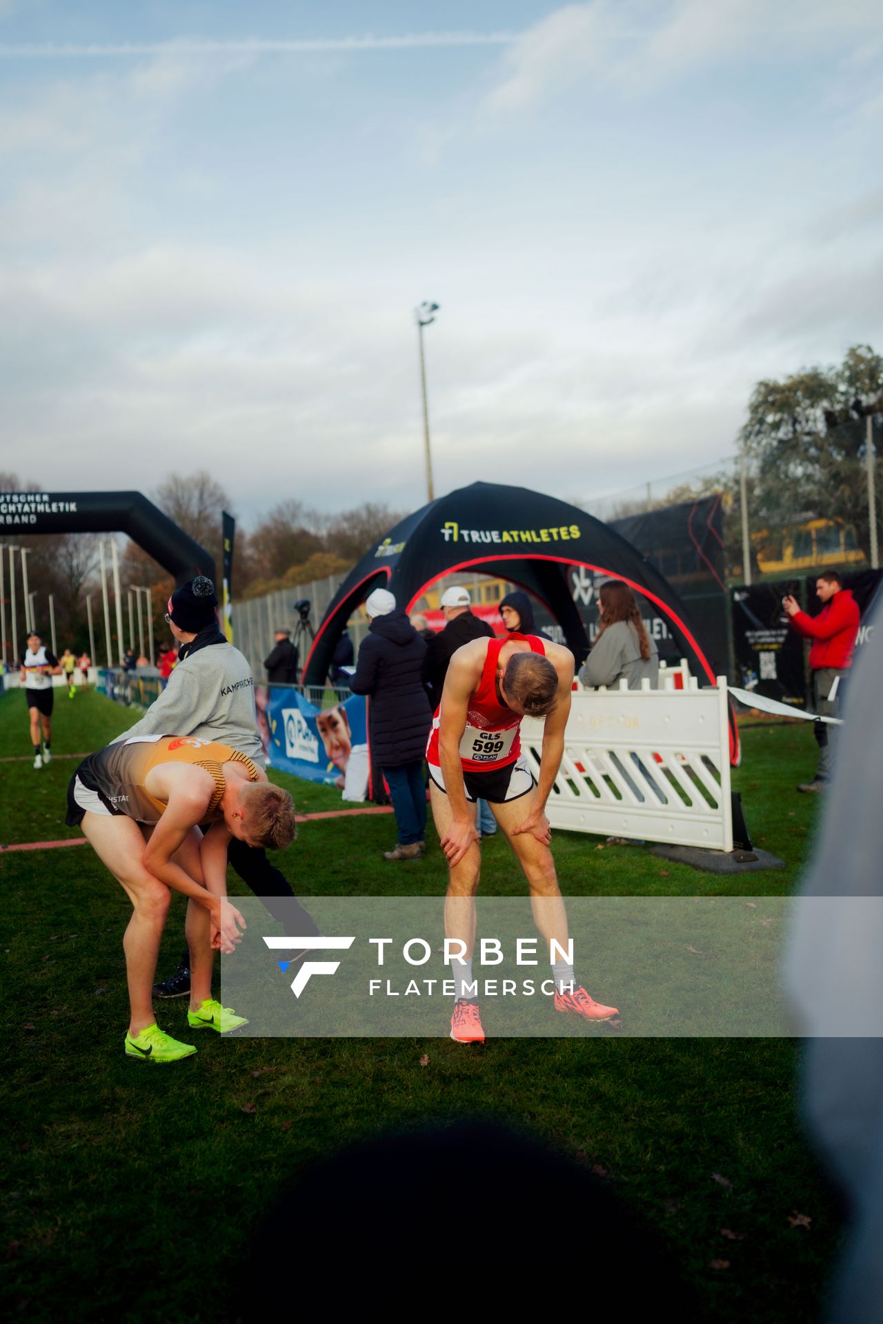 Brian Weisheit (LSC Höchstadt/Aisch), Max Dieterich (LG Braunschweig) im Lauf L06 - Männer Mittelstrecke bei den Deutschen Meisterschaften im Crosslauf auf dem Sportgelände Bürgerpark Nord am 29.11.2025 in Darmstadt