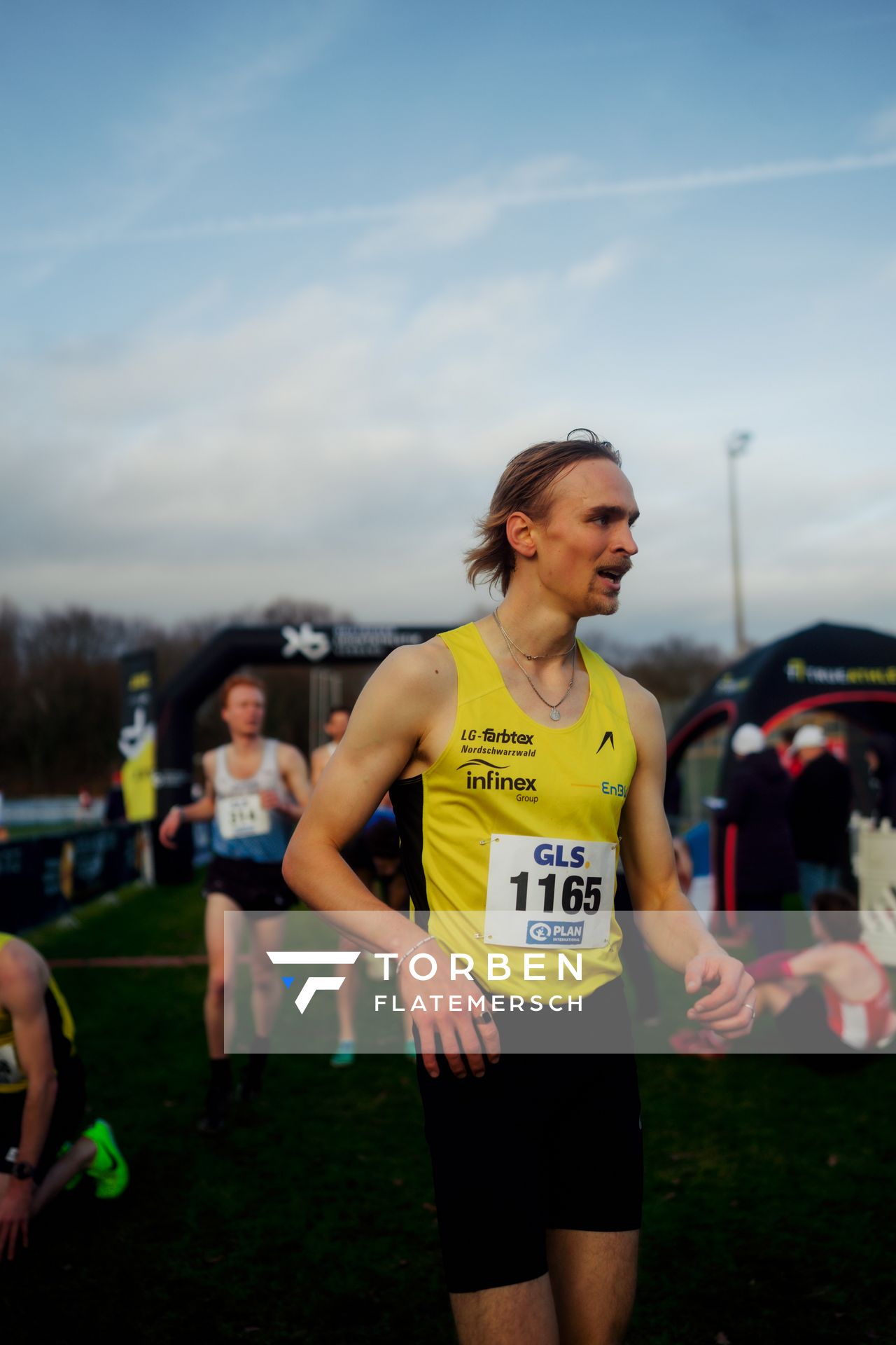 Karl Löbe (LG farbtex Nordschwarzwald) im Lauf L06 - Männer Mittelstrecke bei den Deutschen Meisterschaften im Crosslauf auf dem Sportgelände Bürgerpark Nord am 29.11.2025 in Darmstadt