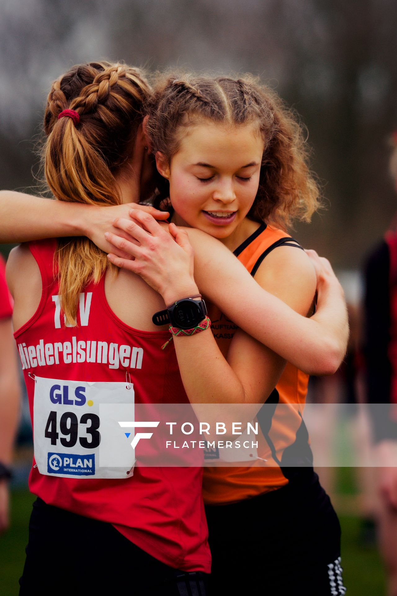 Carolin Kroll (Laufteam Kassel), Lu Hass (OSC Potsdam e.V.) im Lauf L03 - Weibliche Jugend U20 bei den Deutschen Meisterschaften im Crosslauf auf dem Sportgelände Bürgerpark Nord am 29.11.2025 in Darmstadt