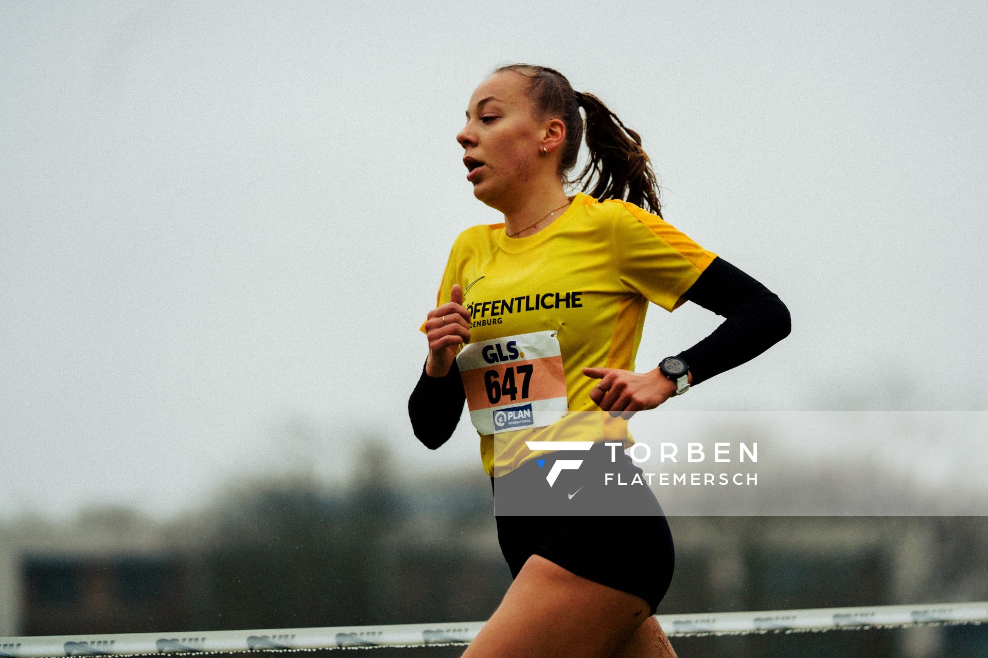 Carolin Hinrichs (VfL Löningen) im Lauf L09 - Frauen, U23 Langstrecke bei den Deutschen Meisterschaften im Crosslauf auf dem Sportgelände Bürgerpark Nord am 30.11.2025 in Darmstadt