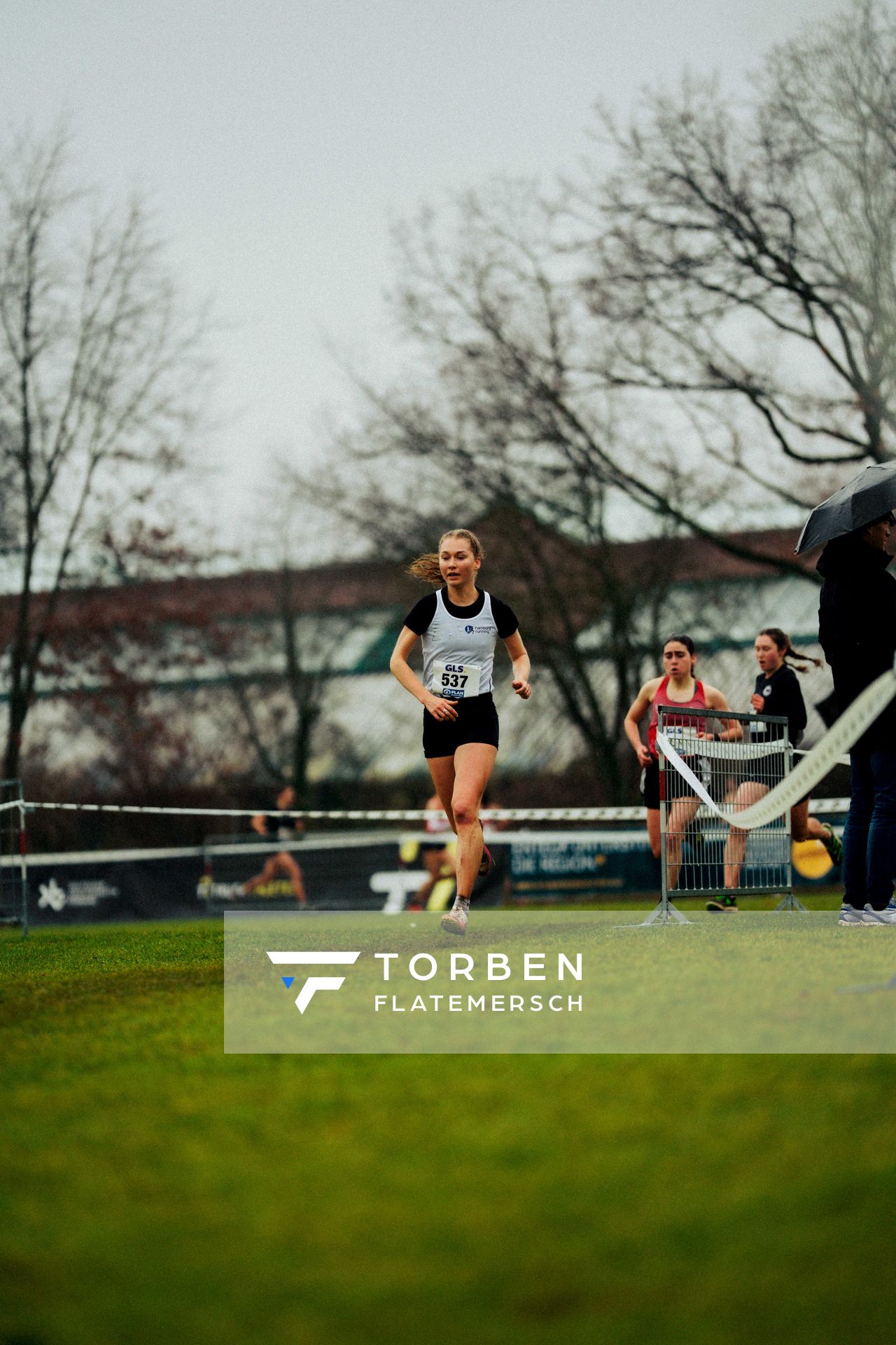 Lea Brückner (Hamburg Running) im Lauf L09 - Frauen, U23 Langstrecke bei den Deutschen Meisterschaften im Crosslauf auf dem Sportgelände Bürgerpark Nord am 30.11.2025 in Darmstadt