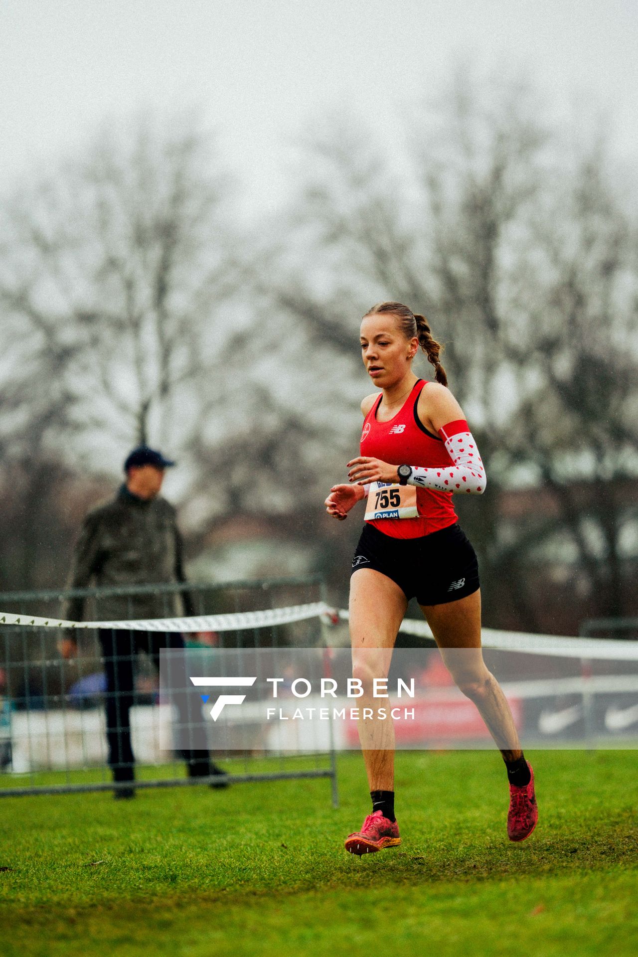 Sophie Hinrichs (TSV Bayer 04 Leverkusen) im Lauf L09 - Frauen, U23 Langstrecke bei den Deutschen Meisterschaften im Crosslauf auf dem Sportgelände Bürgerpark Nord am 30.11.2025 in Darmstadt