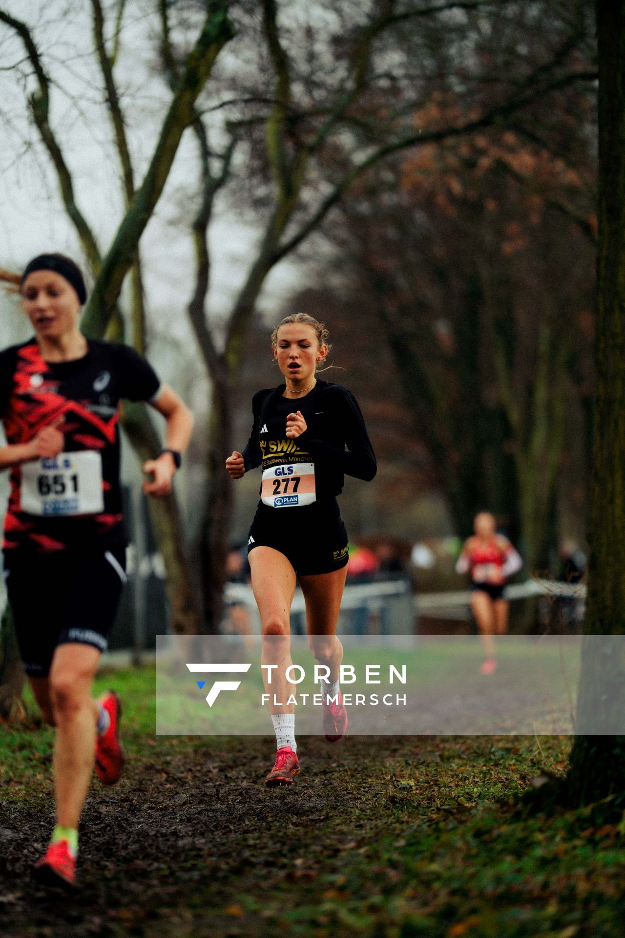 Rosalie Hausdorf (LG Stadtwerke München) im Lauf L09 - Frauen, U23 Langstrecke bei den Deutschen Meisterschaften im Crosslauf auf dem Sportgelände Bürgerpark Nord am 30.11.2025 in Darmstadt