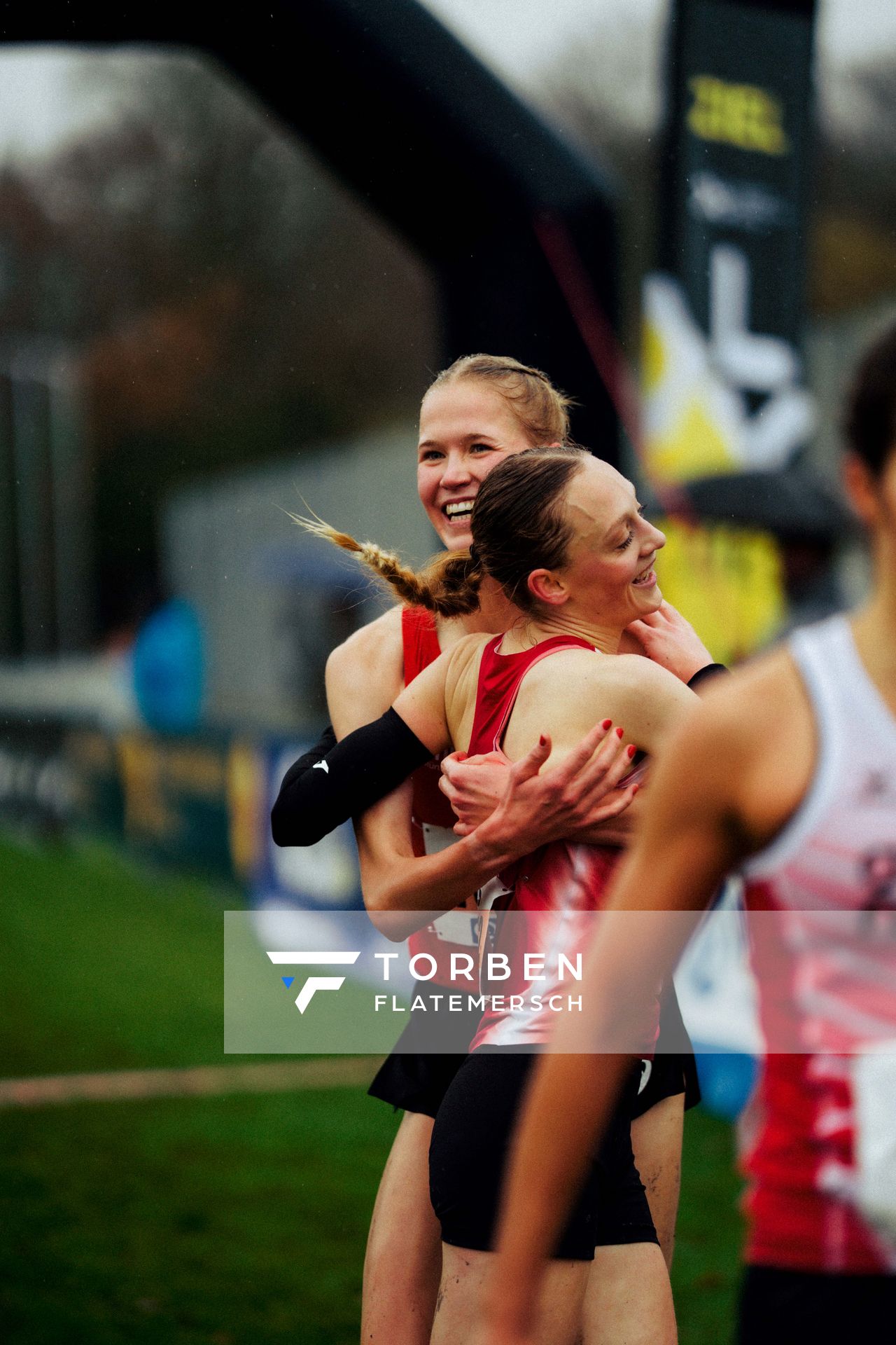 Pia Schlattmann (LG Brillux Münster), Nele Heymann (LG Brillux Münster) im Lauf L09 - Frauen, U23 Langstrecke bei den Deutschen Meisterschaften im Crosslauf auf dem Sportgelände Bürgerpark Nord am 30.11.2025 in Darmstadt