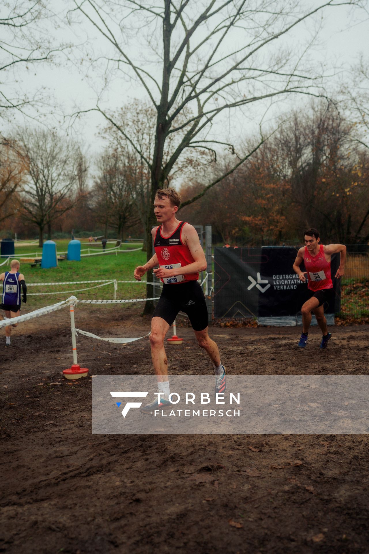 Linus Vennemann (LG Osnabrück) im Lauf L10 - Männer, U23 Langstrecke bei den Deutschen Meisterschaften im Crosslauf auf dem Sportgelände Bürgerpark Nord am 30.11.2025 in Darmstadt