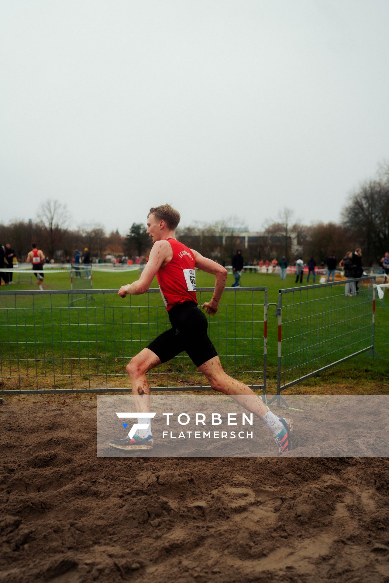 Linus Vennemann (LG Osnabrück) im Lauf L10 - Männer, U23 Langstrecke bei den Deutschen Meisterschaften im Crosslauf auf dem Sportgelände Bürgerpark Nord am 30.11.2025 in Darmstadt