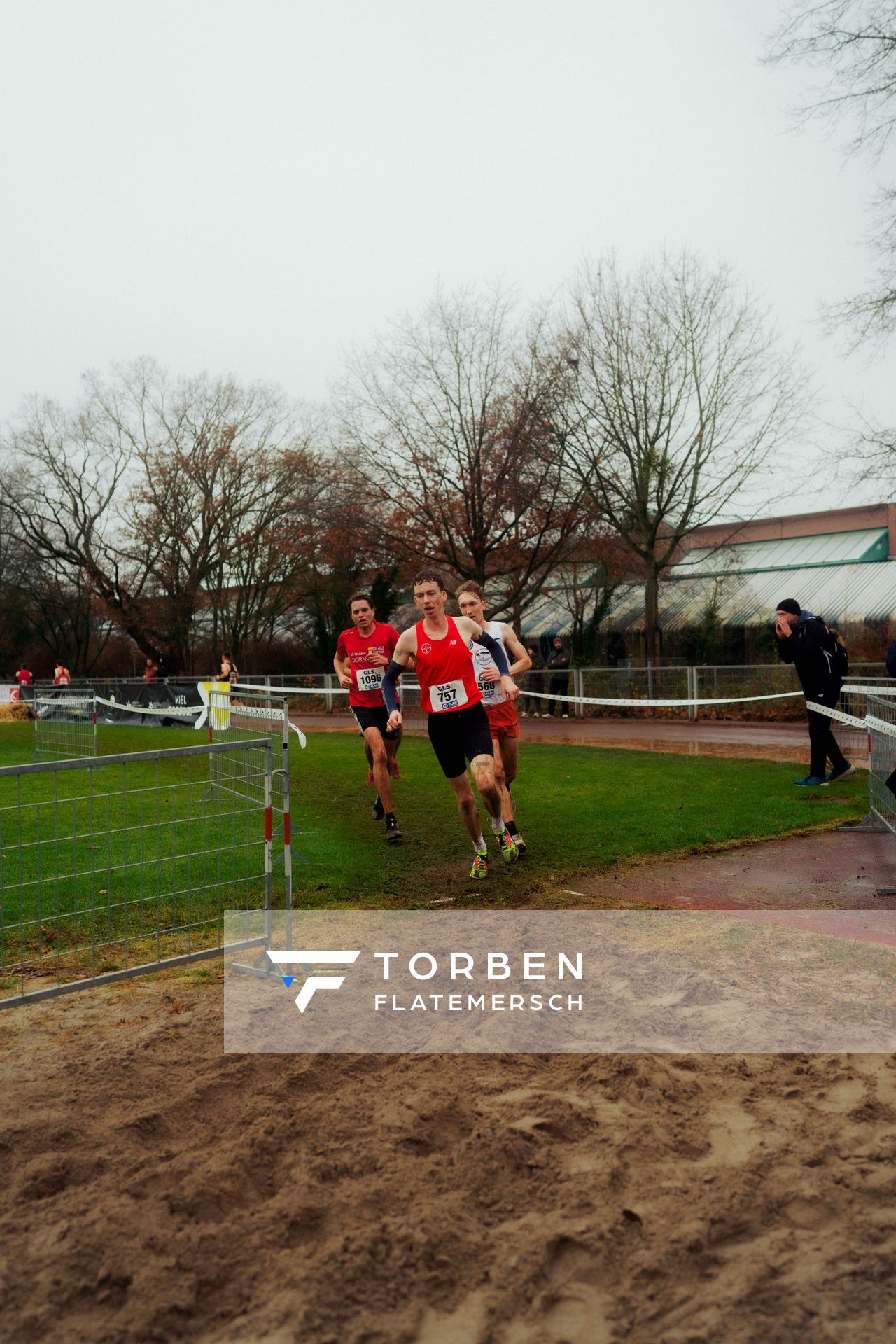 Jonas Humke (TSV Bayer 04 Leverkusen), Felix Nadeborn (Turnerbund Hamburg Eilbeck) im Lauf L10 - Männer, U23 Langstrecke bei den Deutschen Meisterschaften im Crosslauf auf dem Sportgelände Bürgerpark Nord am 30.11.2025 in Darmstadt