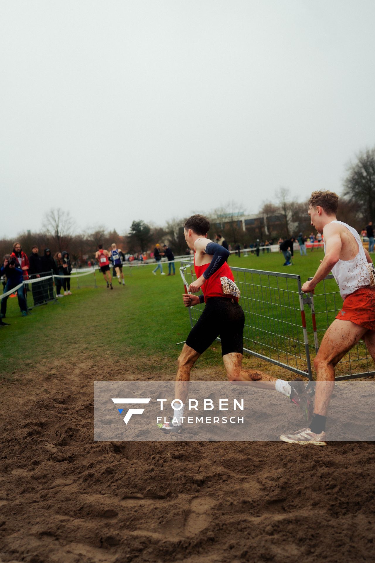 Jonas Humke (TSV Bayer 04 Leverkusen), Felix Nadeborn (Turnerbund Hamburg Eilbeck) im Lauf L10 - Männer, U23 Langstrecke bei den Deutschen Meisterschaften im Crosslauf auf dem Sportgelände Bürgerpark Nord am 30.11.2025 in Darmstadt