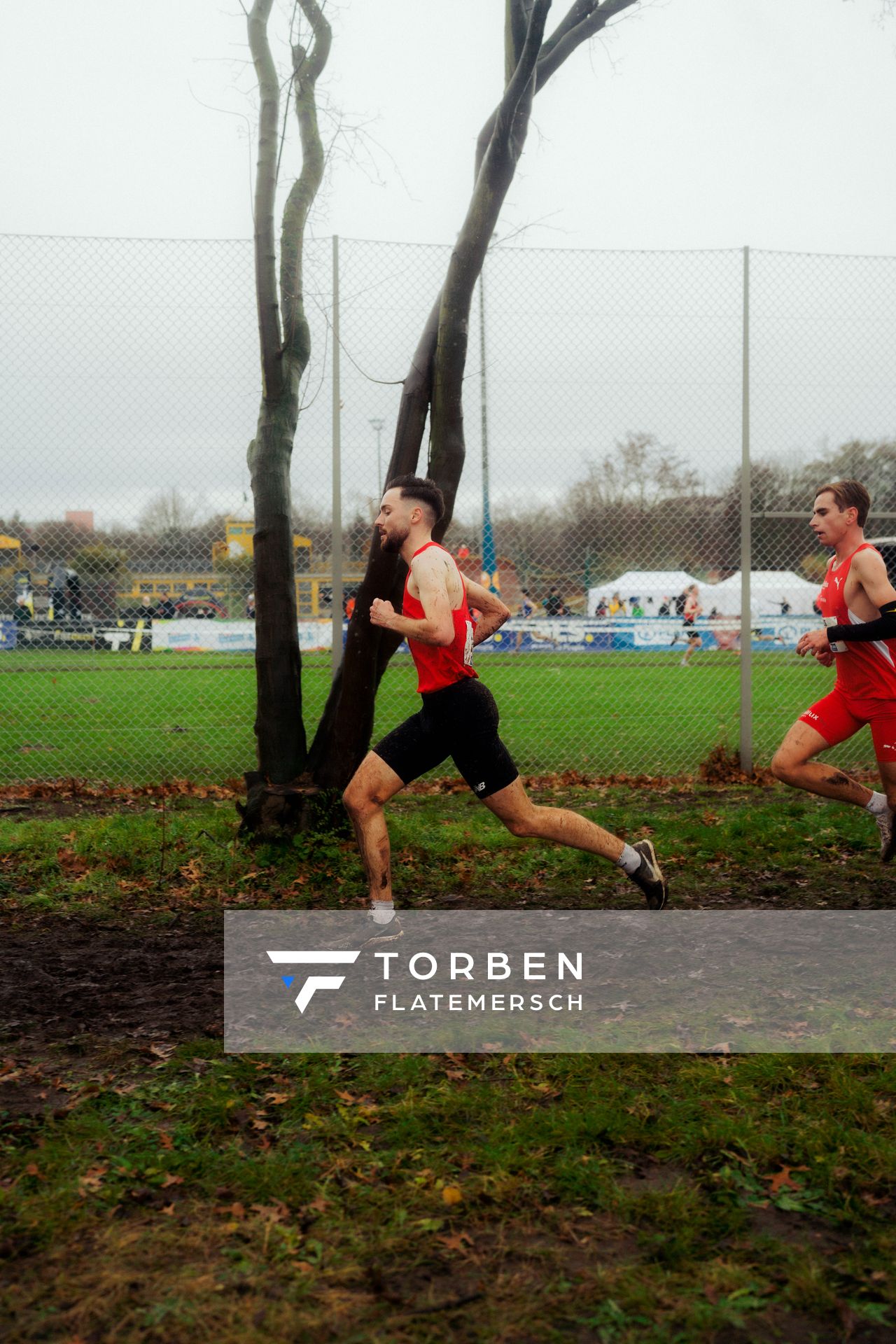 Max Nores (TSV Bayer 04 Leverkusen) im Lauf L10 - Männer, U23 Langstrecke bei den Deutschen Meisterschaften im Crosslauf auf dem Sportgelände Bürgerpark Nord am 30.11.2025 in Darmstadt