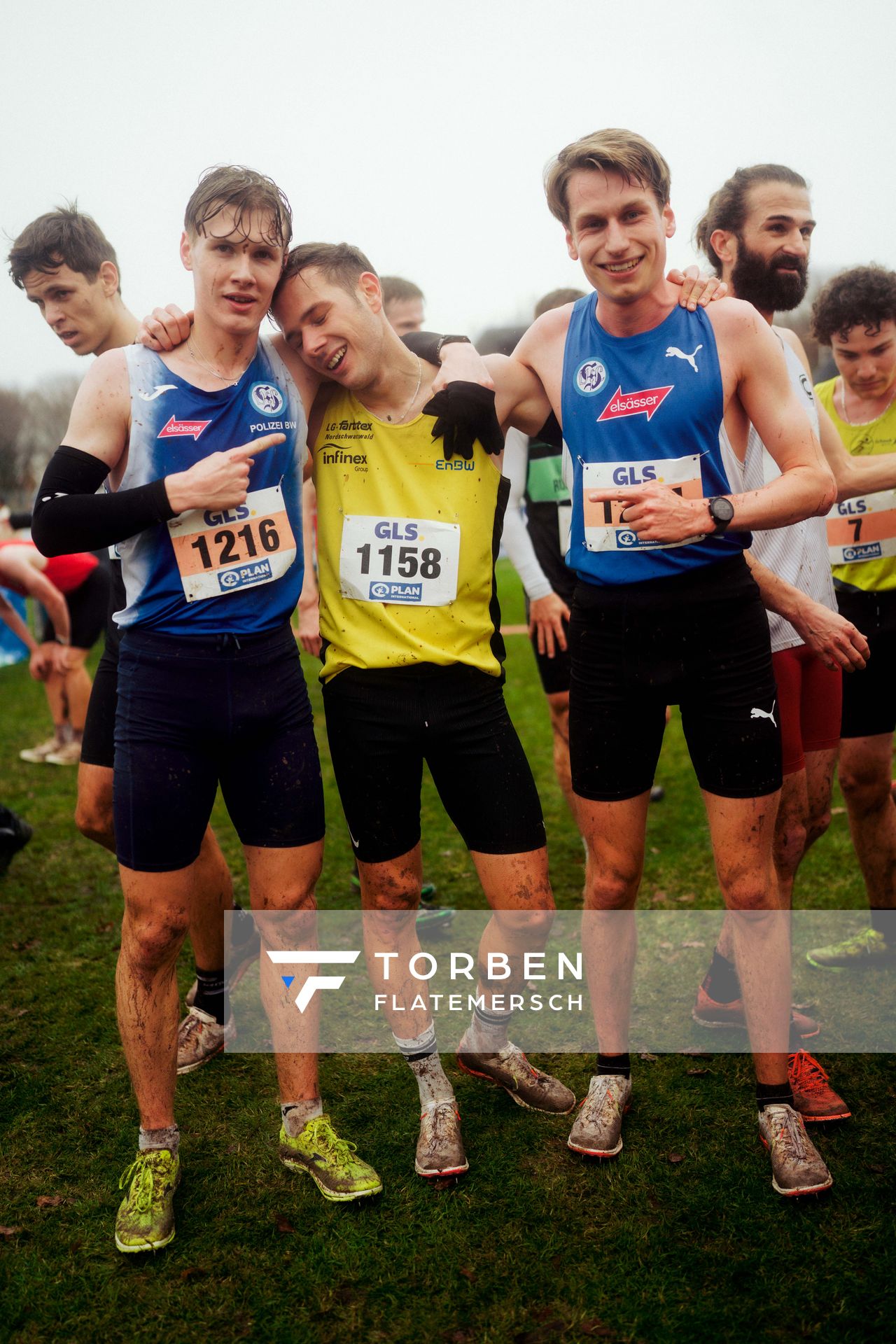 Kurt Lauer (VfL Sindelfingen), Henri Hansert (LG farbtex Nordschwarzwald) Tim Hofmann (VfL Sindelfingen) im Lauf L10 - Männer, U23 Langstrecke bei den Deutschen Meisterschaften im Crosslauf auf dem Sportgelände Bürgerpark Nord am 30.11.2025 in Darmstadt