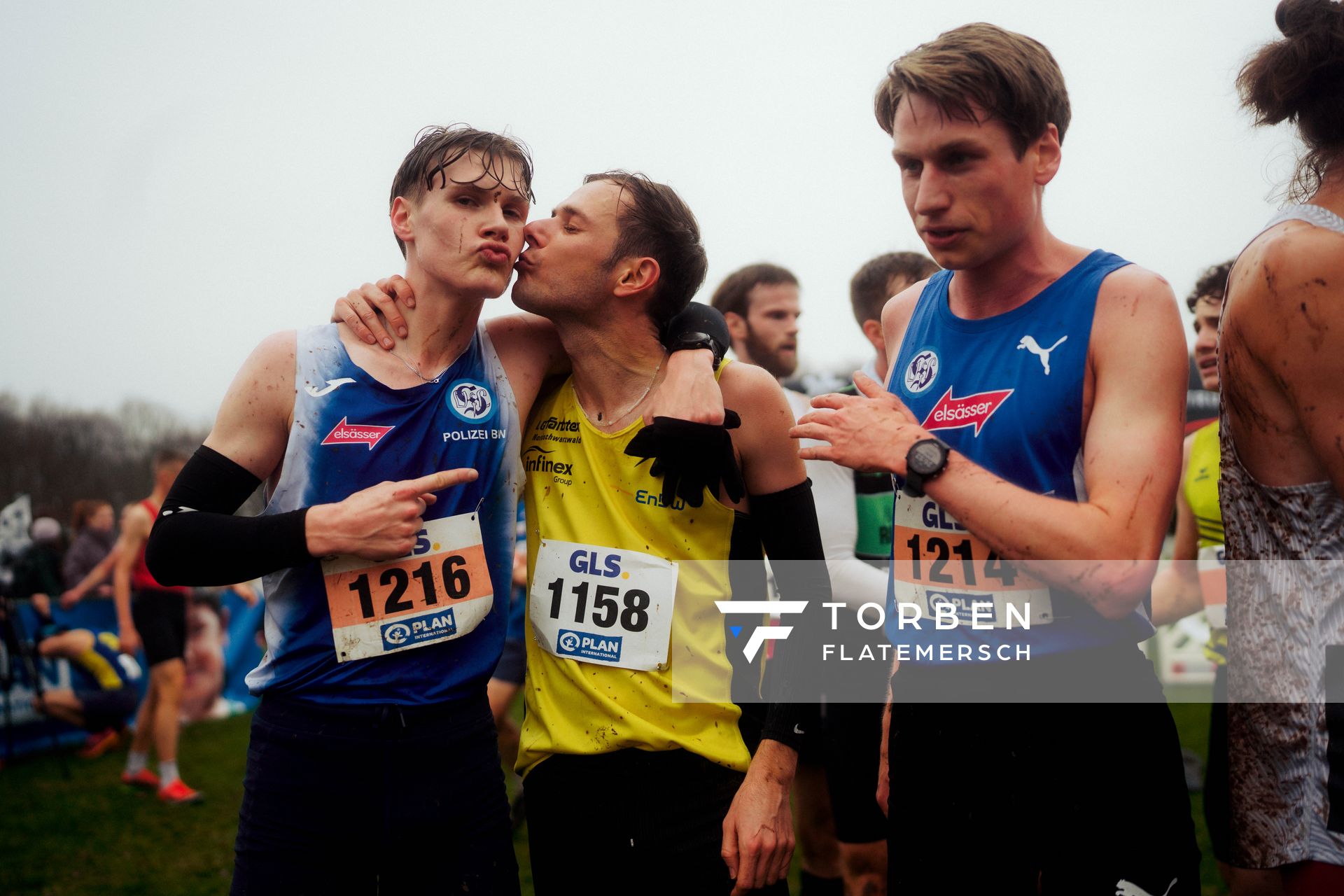 Kurt Lauer (VfL Sindelfingen), Henri Hansert (LG farbtex Nordschwarzwald) Tim Hofmann (VfL Sindelfingen) im Lauf L10 - Männer, U23 Langstrecke bei den Deutschen Meisterschaften im Crosslauf auf dem Sportgelände Bürgerpark Nord am 30.11.2025 in Darmstadt