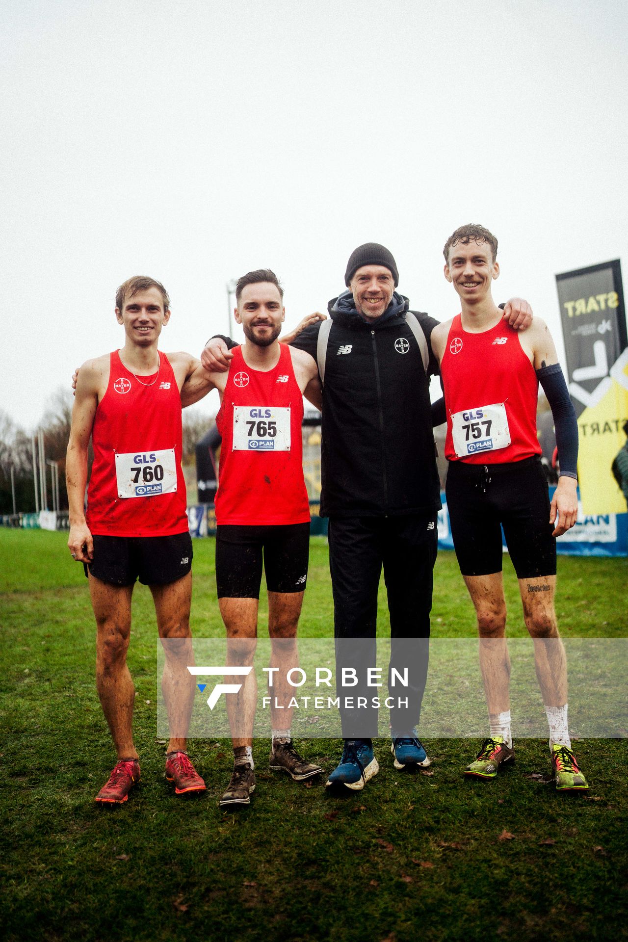 Linus Korsmeier (TSV Bayer 04 Leverkusen), Max Nores (TSV Bayer 04 Leverkusen), Tobias Kofferschläger (TSV Bayer 04 Leverkusen), Jonas Humke (TSV Bayer 04 Leverkusen) bei den Deutschen Meisterschaften im Crosslauf auf dem Sportgelände Bürgerpark Nord am 30.11.2025 in Darmstadt