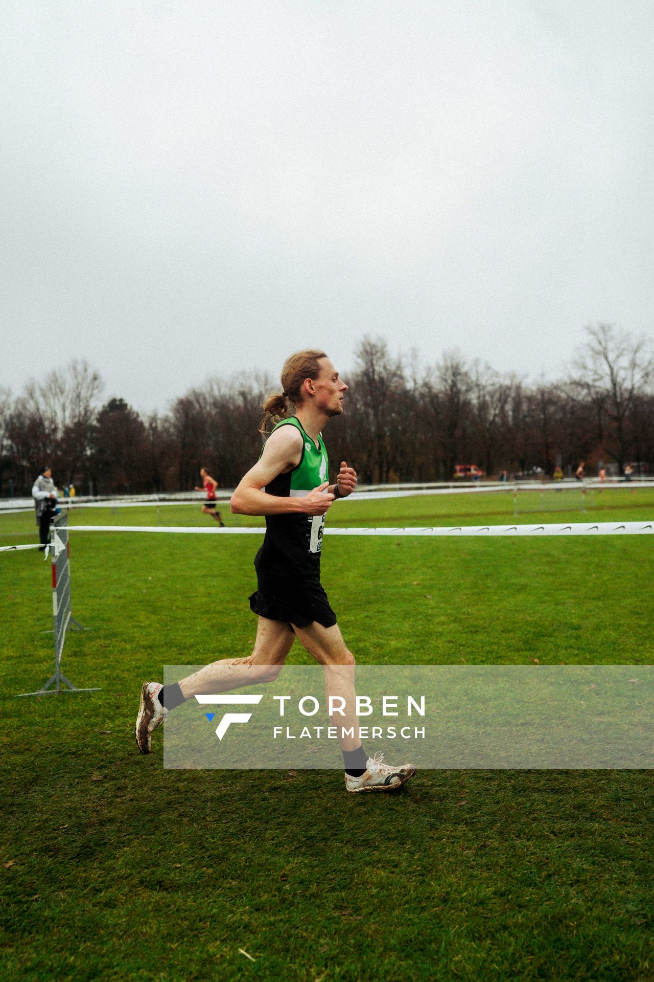 Chris Schulze (VfL Wolfsburg) bei den Deutschen Meisterschaften im Crosslauf auf dem Sportgelände Bürgerpark Nord am 30.11.2025 in Darmstadt