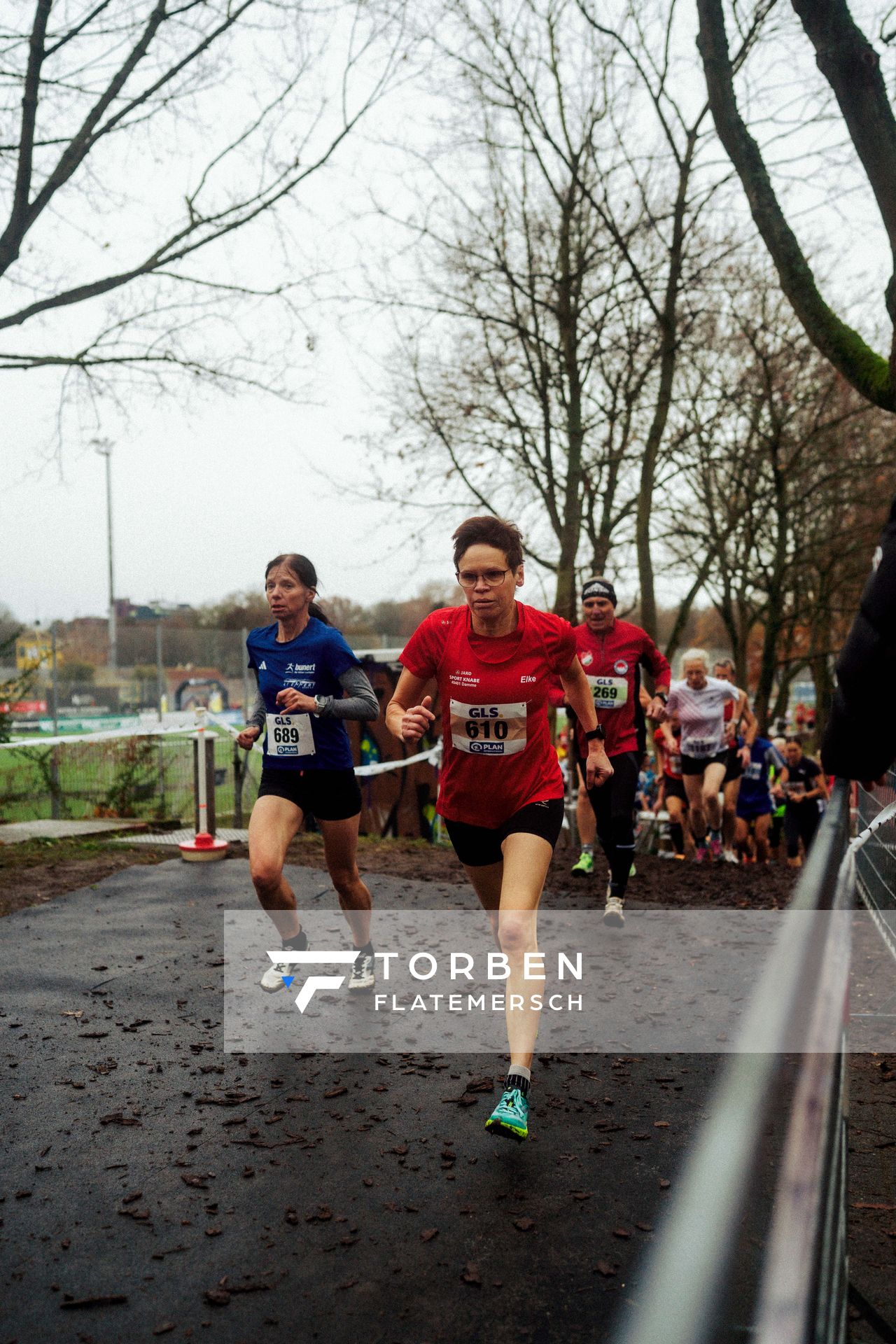 Elke Bussmann (OSC Damme) im Lauf L13 - M65-M90, W50-W90 bei den Deutschen Meisterschaften im Crosslauf auf dem Sportgelände Bürgerpark Nord am 30.11.2025 in Darmstadt