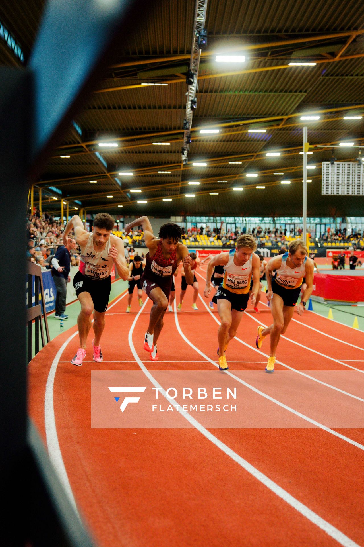 Marius Probst (TV Wattenscheid 01) Elliot Vermeulen (Belgien), Håkon Moe Berg (Norwegen), Žan Rudolf (Slowenien) ueber 1500m am 08.02.2026 beim Sparkassen Indoor Meeting in der Helmut-Körnig-Halle in Dortmund