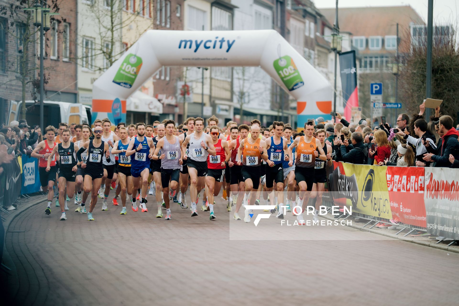 Marcel Bräutigam (GutsMuths- Rennsteiglaufverein), Hendrik Pfeiffer (Düsseldorf Athletics), Nils Voigt (TV Wattenscheid 01), Maximilian Thorwirth (LAV Stadtwerke Tübingen), Johannes Motschmann (SCC Berlin), Sebastian Hendel (SCC Berlin), Jonas Hoffmann (SG Wenden), Florian Bremm (Franconia Athletics), Velten Schneider (VfL Sindelfingen), Niklas Buchholz (Franconia Athletics), Julian Großkopf (LAZ Ludwigsburg) am 08.03.2026 bei den Deutschen Meisterschaften 10 km Straße in Uelzen