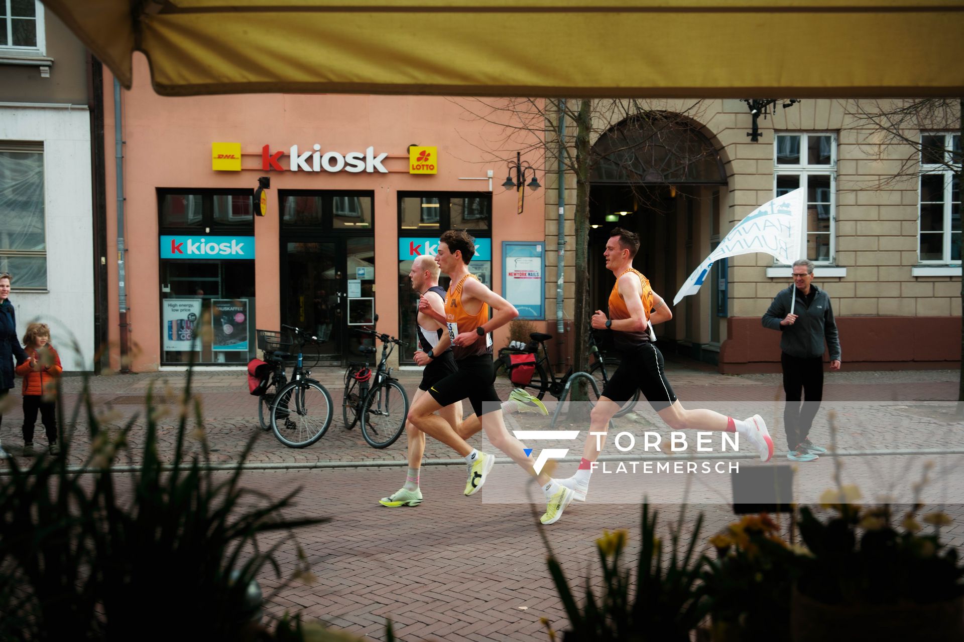 Hannes Burger (Düsseldorf Athletics), Nick Jäger (Franconia Athletics), Niklas Buchholz (Franconia Athletics) am 08.03.2026 bei den Deutschen Meisterschaften 10 km Straße in Uelzen