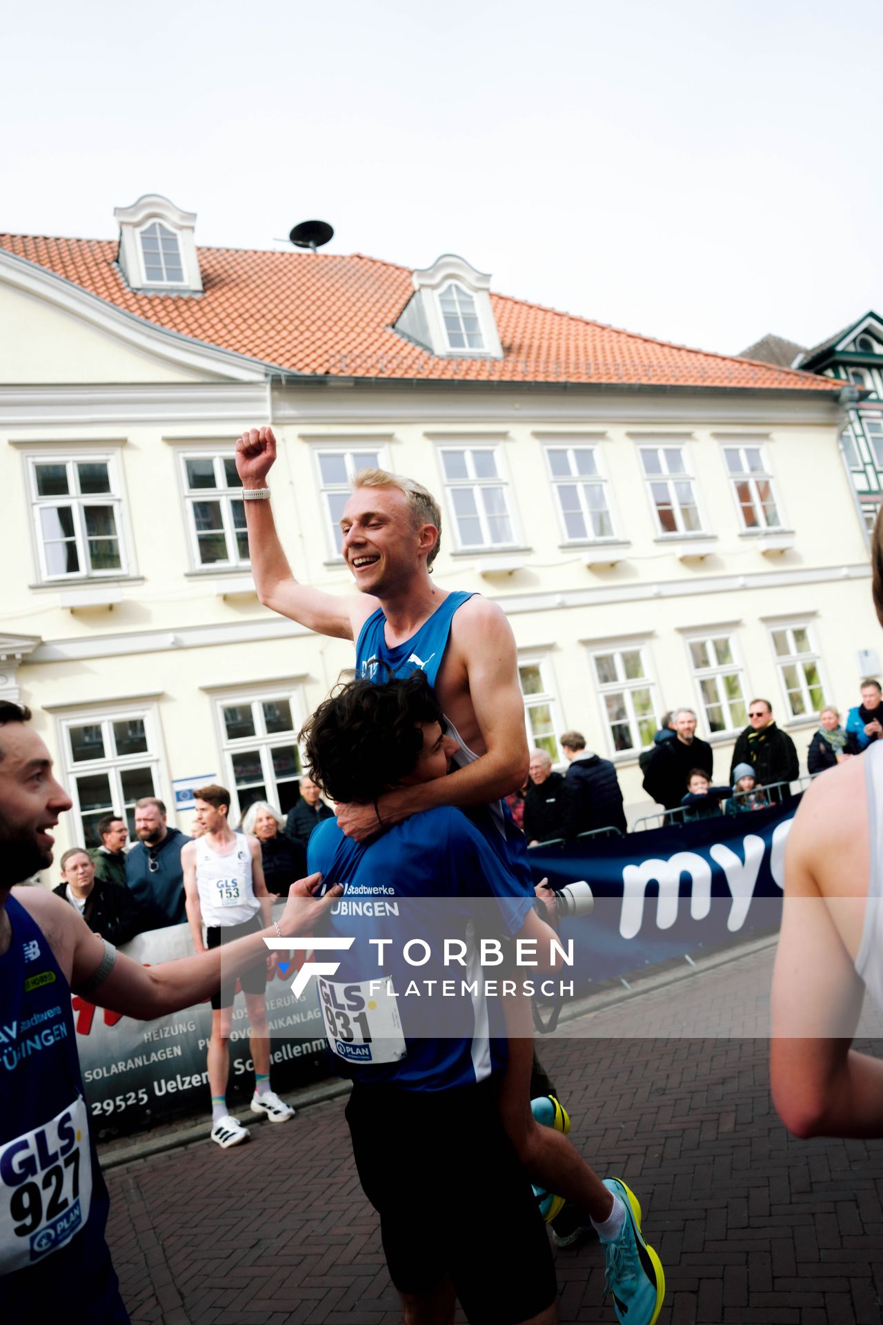 Nils Voigt (TV Wattenscheid 01) wird getragen von Tim Assmann (LAV Stadtwerke Tübingen)  am 08.03.2026 bei den Deutschen Meisterschaften 10 km Straße in Uelzen