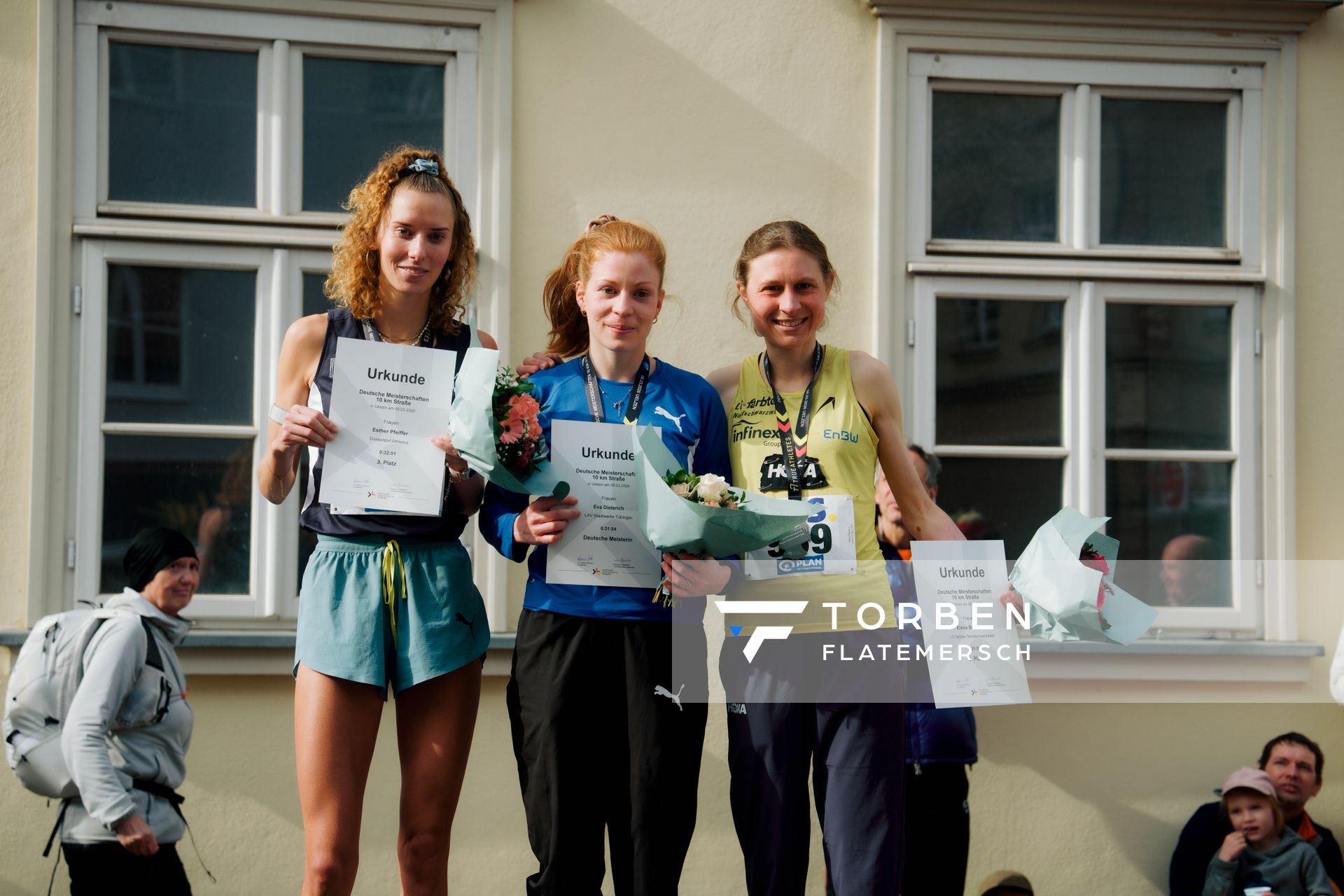 Esther Pfeiffer (Düsseldorf Athletics), Eva Dieterich (LAV Stadtwerke Tübingen), Elena Burkard (LG farbtex Nordschwarzwald) am 08.03.2026 bei den Deutschen Meisterschaften 10 km Straße in Uelzen