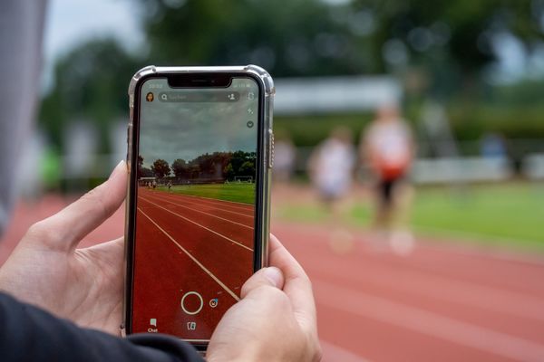Der 1500m Lauf wird auf Snapchat festgehalten am 22.07.2020 waehrend dem Meller Laeufermeeting