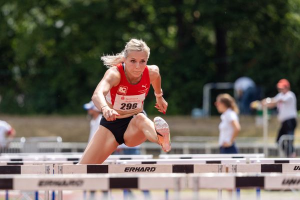 Monika Zapalska (LC Paderborn) ueber 100m Huedern am 26.07.2020 waehrend der Sparkassen Gala in Regensburg