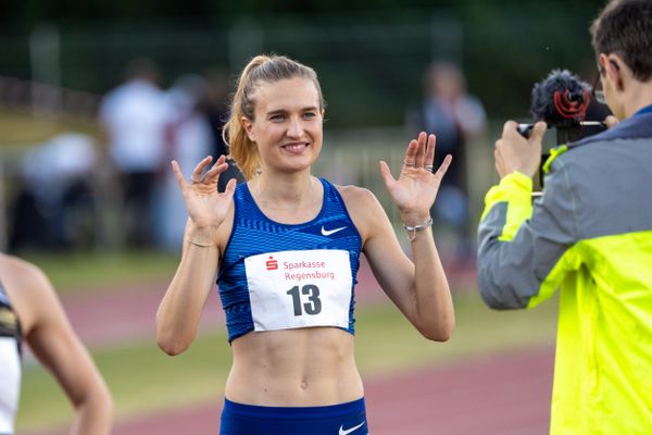 Caterina Granz (LG Nord Berlin) vor dem 800m Start am 26.07.2020 waehrend der Sparkassen Gala in Regensburg