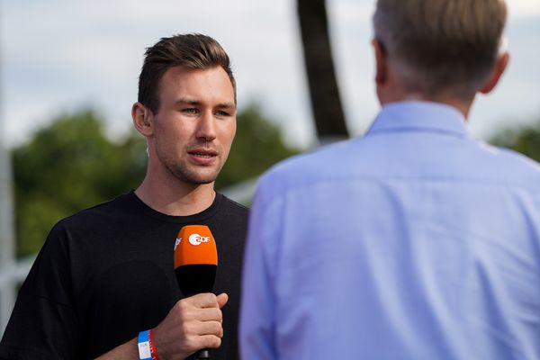 Niklas Kaul (USC Mainz) als Kommentator beim ZDF; Deutsche Leichtathletik-Mehrkampfmeisterschaften (Tag 3) am 23.08.2020 in Vaterstetten (Bayern)