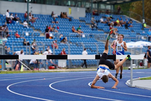 Jonas Kulgemeyer (OTB Osnabrueck) stürzt in der letzten Runde am Hindernis am 04.09.2020 waehrend den deutschen Leichtathletik-Jugendmeisterschaften im Frankenstadion in Heilbronn (Tag1)