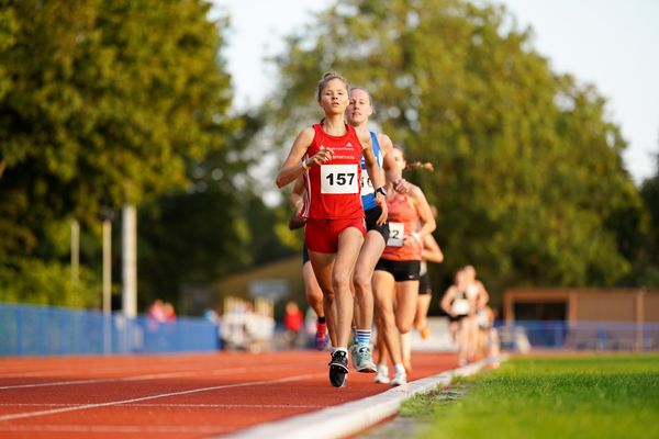 Karianne Noelken (LG Braunschweig) führt die 5000m der Frauen an am 12.09.2020 waehrend den niedersaechsischen Leichtathletik-Landesmeisterschaften im Erika-Fisch-Stadion in Hannover (Tag 1)