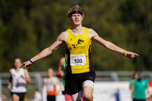 Maik Bruse (LG Goettingen) gewinnt die 1500m am 20.09.2020 waehrend den niedersaechsischen Leichtathletik-Landesmeisterschaften U18/U20 im Stadion am Marschweg in Oldenburg (Tag 2)