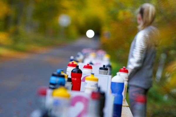 Impressionen: Flaschen am Straßenrand am 25.10.2020 beim BLN 42195 Halbmarathon & Marathon in Bernoewe (Stadt Oranienburg)