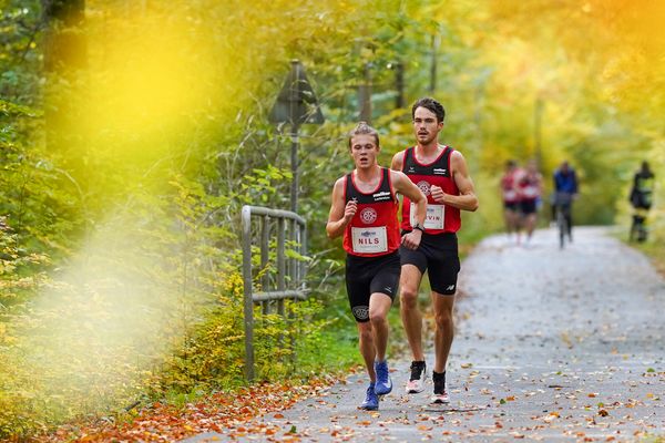 Nils Huhtakangas (LG Osnabrueck) und Marvin Dierker (LG Osnabrueck) am 25.10.2020 beim BLN 42195 Halbmarathon & Marathon in Bernoewe (Stadt Oranienburg)