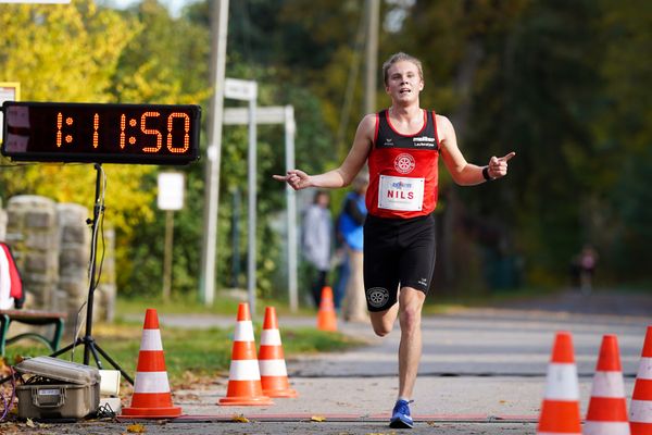 Nils Huhtakangas (LG Osnabrueck) am 25.10.2020 beim BLN 42195 Halbmarathon & Marathon in Bernoewe (Stadt Oranienburg)