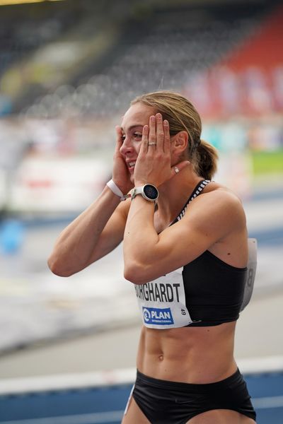 Alexandra Burghardt (LG Gendorf Wacker Burghausen) freut sich ueber ihren Titel und die Olympianorm am 05.06.2021 waehrend den deutschen Leichtathletik-Meisterschaften 2021 im Eintracht-Stadion in Braunschweig