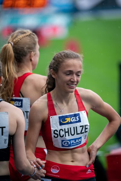Sarah Fleur Schulze (VfL Eintracht Hannover)  nach dem 800m Lauf am 06.06.2021 waehrend den deutschen Leichtathletik-Meisterschaften 2021 im Eintracht-Stadion in Braunschweig