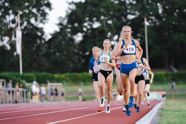 Veronique Quednau (LG Unterluess/Fassberg/Oldendorf) setzt sich an die Spitze beim 800m Lauf am 18.06.2021 waehrend den NLV + BLV Landesmeisterschaften im Jahnstadion in Göttingen