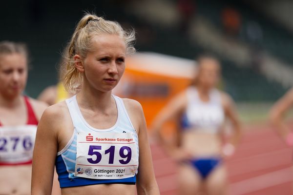 Sophie Weymann (OTB Osnabrueck) vor dem 800m Start am 20.06.2021 waehrend den NLV + BLV Landesmeisterschaften im Jahnstadion in Göttingen
