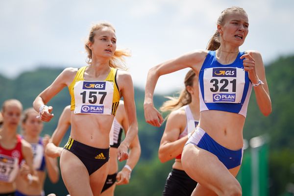 Xenia Krebs (VfL Loeningen) und Sophia Volkmer (TV Wetzlar) im 800m Vorlauf am 26.06.2021 waehrend den deutschen U23 Leichtathletik-Meisterschaften 2021 im Stadion Oberwerth in Koblenz