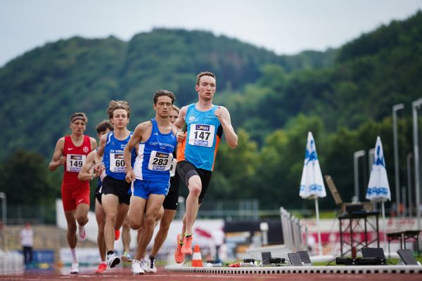 Maximilian Klink (LG Dornburg) fuehrt vor Oskar Schwarzer (TV Gross-Gerau) die 800m an nach 200 Metern am 27.06.2021 waehrend den deutschen U23 Leichtathletik-Meisterschaften 2021 im Stadion Oberwerth in Koblenz