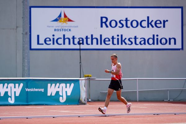 Geher Frederick Weigel (SC Potsdam) am 30.07.2021 waehrend den deutschen Leichtathletik-Jugendmeisterschaften 2021 in Rostock