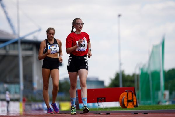 Geherinnen Lucy Steffen (SC Potsdam) vor Djamila Juergens (TSV Kranzegg) am 30.07.2021 waehrend den deutschen Leichtathletik-Jugendmeisterschaften 2021 in Rostock