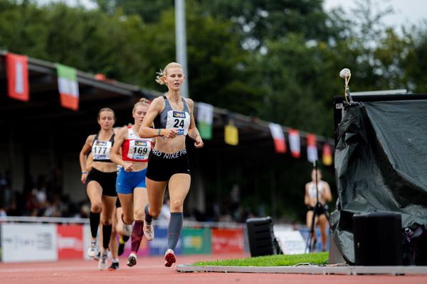 Anna Deitert (LG Buende-Loehne) ueber 800m am 21.08.2021 bei den Deutschen Meisterschaften Mehrkampf im Auestadion in Wesel (Tag 2)