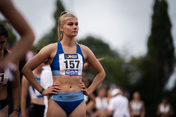 Lara Siemer (Rukeli Trollmann e. V.) beim 800m Start am 21.08.2021 bei den Deutschen Meisterschaften Mehrkampf im Auestadion in Wesel (Tag 2)