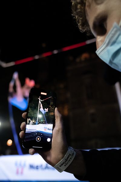 Impressionen: Der Sprung von Matt Ludwig (USA) wird auf dem Smartphone festgehalten am 22.09.2021 beim NetAachen-Domspringen 2021 auf dem Katschhof in Aachen