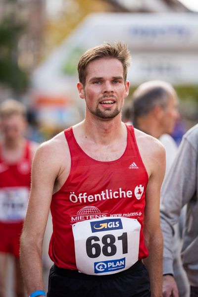 Sebastian Hendel (LG Braunschweig) im Ziel am 31.10.2021 waehrend der DM 10km Strasse in Uelzen