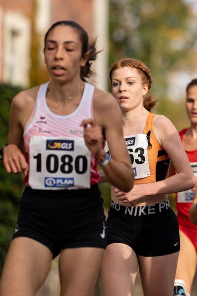Eva Dieterich (Laufteam Kassel) und Blanka Doerfel (SCC Berlin) am 31.10.2021 waehrend der DM 10km Strasse in Uelzen
